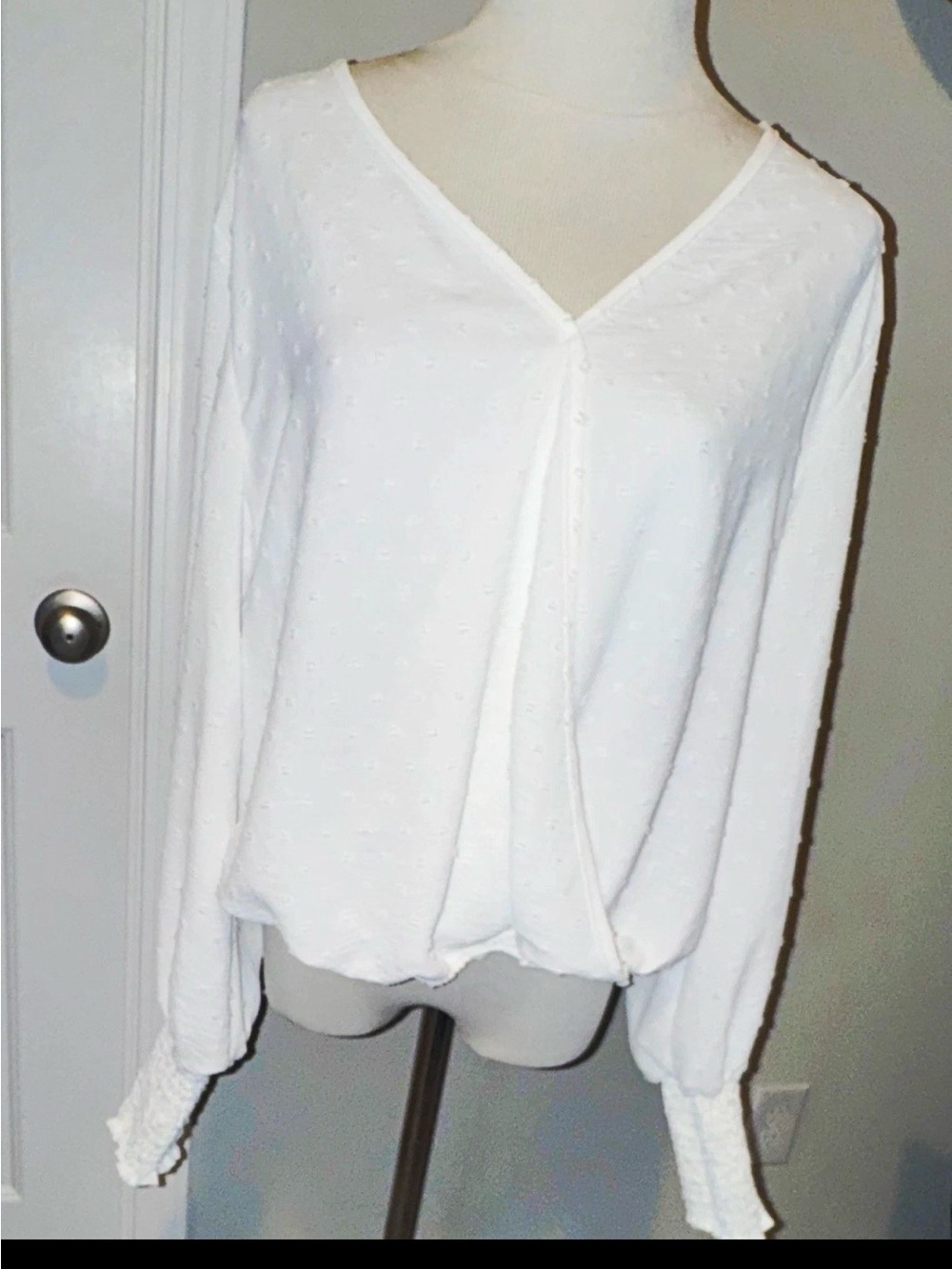 NWT Ariella White Chiffon V-Neck Long Sleeve Cuff Blouse M Shirt Blouse